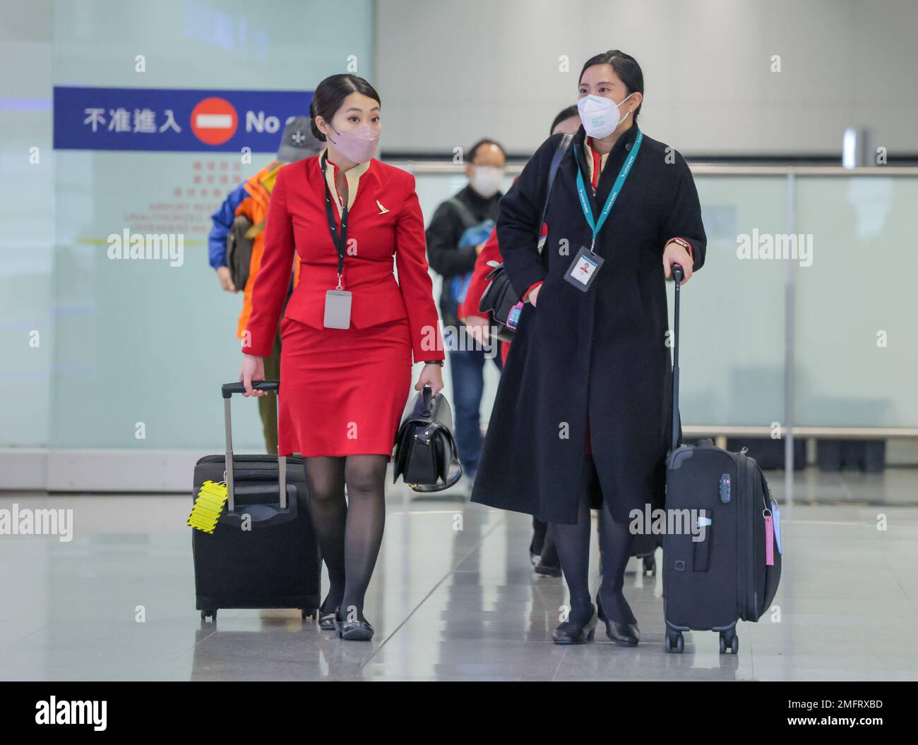 Il personale della Cathay Pacific Airways (CX) lavora nella sala partenze  dell'aeroporto internazionale di Hong Kong, Chek Lap Kok. L'equipaggio di  cabina di Hong KongHH Cathay Pacific inizierà la campagna "Work-to-rule" da