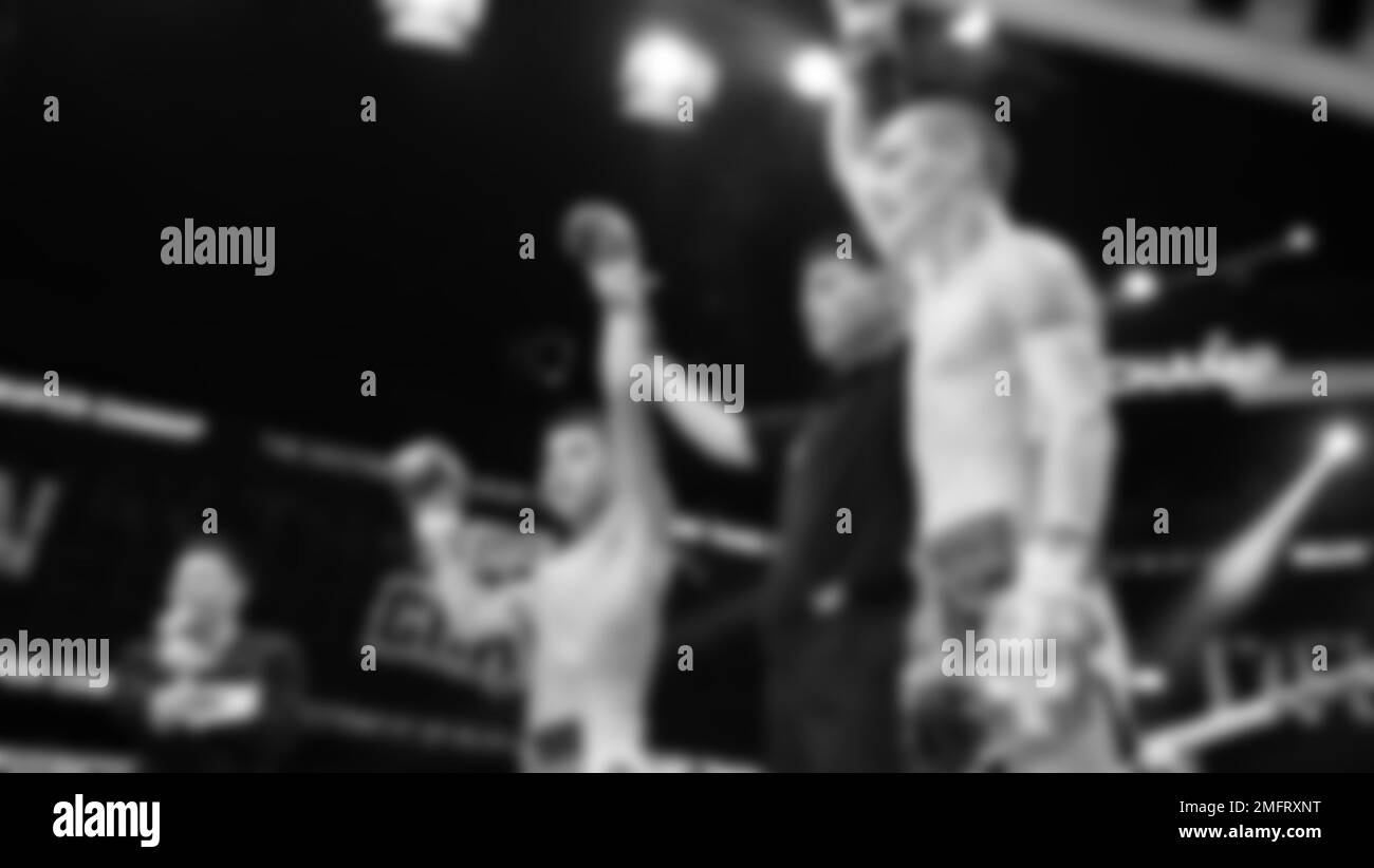 Immagini sfocate in bianco e nero stile fotografico di boxe thailandese o Muay thailandese o Kickboxing che locale e pugile Foriegn stanno combattendo sul ring al coperto Foto Stock