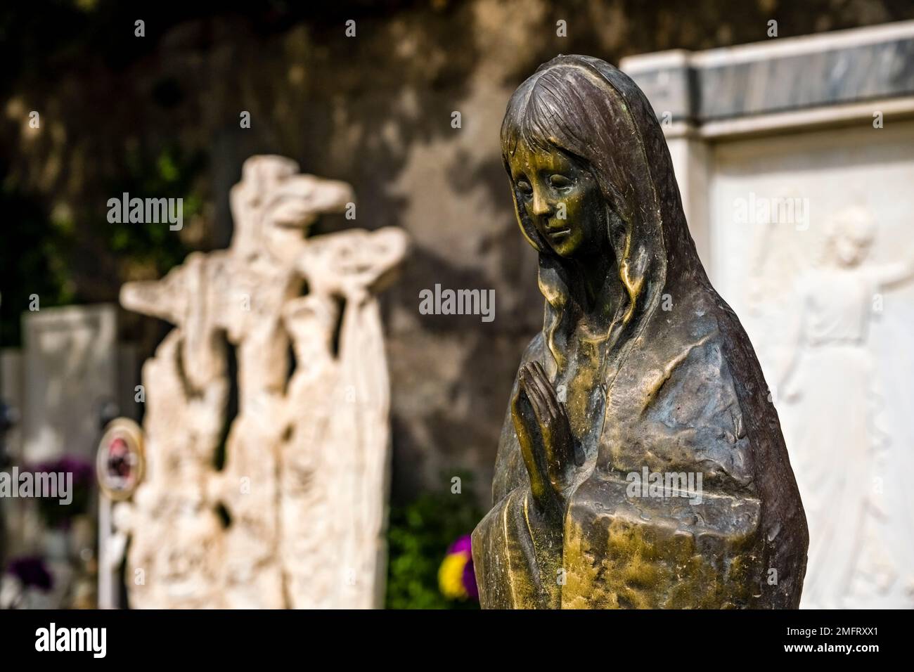 Tombe e sculture artistiche nel cimitero Cimitero monumentale di Paternò, situato alle pendici dell'Etna, Mongibello. Foto Stock