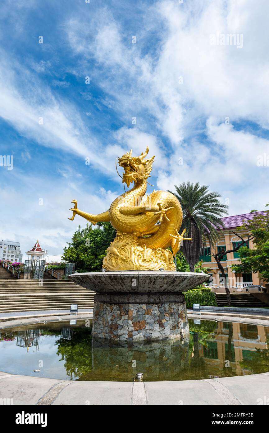 Golden Dragon Monument (Hai Leng ONG Monument Monument Monument Monument in the local language) al Queen Sirikit Park, un famoso punto di riferimento nella città di Phuket, Thailandia Foto Stock