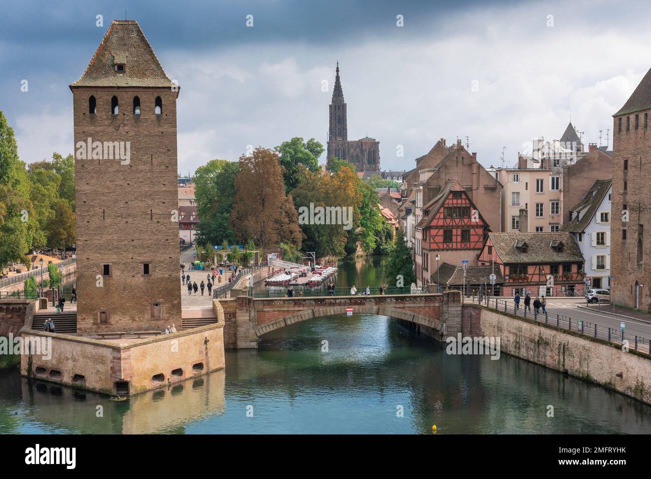 Centro di Strasburgo, vista sullo storico Ponts Couverts che attraversa il fiume Ill nel quartiere storico della città vecchia di Strasburgo, Alsazia, Francia Foto Stock