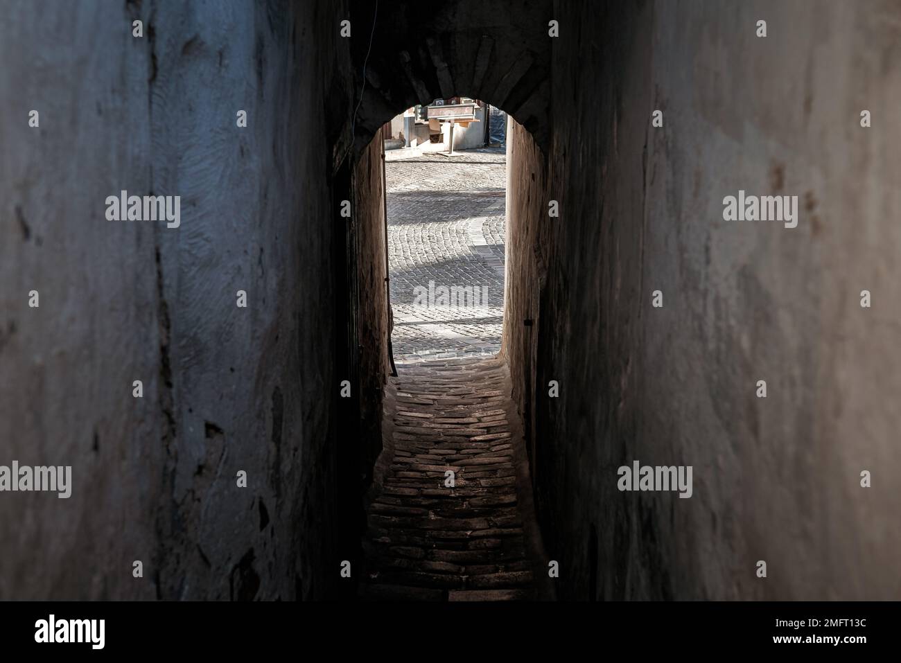 Stretto passaggio di tunnel tra gli edifici a Szentendre, Ungheria Foto Stock