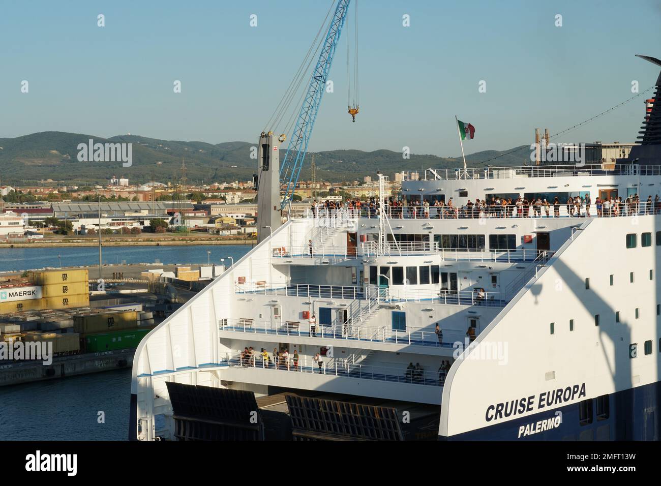 Vista sulla parte poppiera o poppiera della nave passeggeri Ro-Ro con scafo blu e piano bianco gestito dalla compagnia italiana Grimaldi Lines. Foto Stock