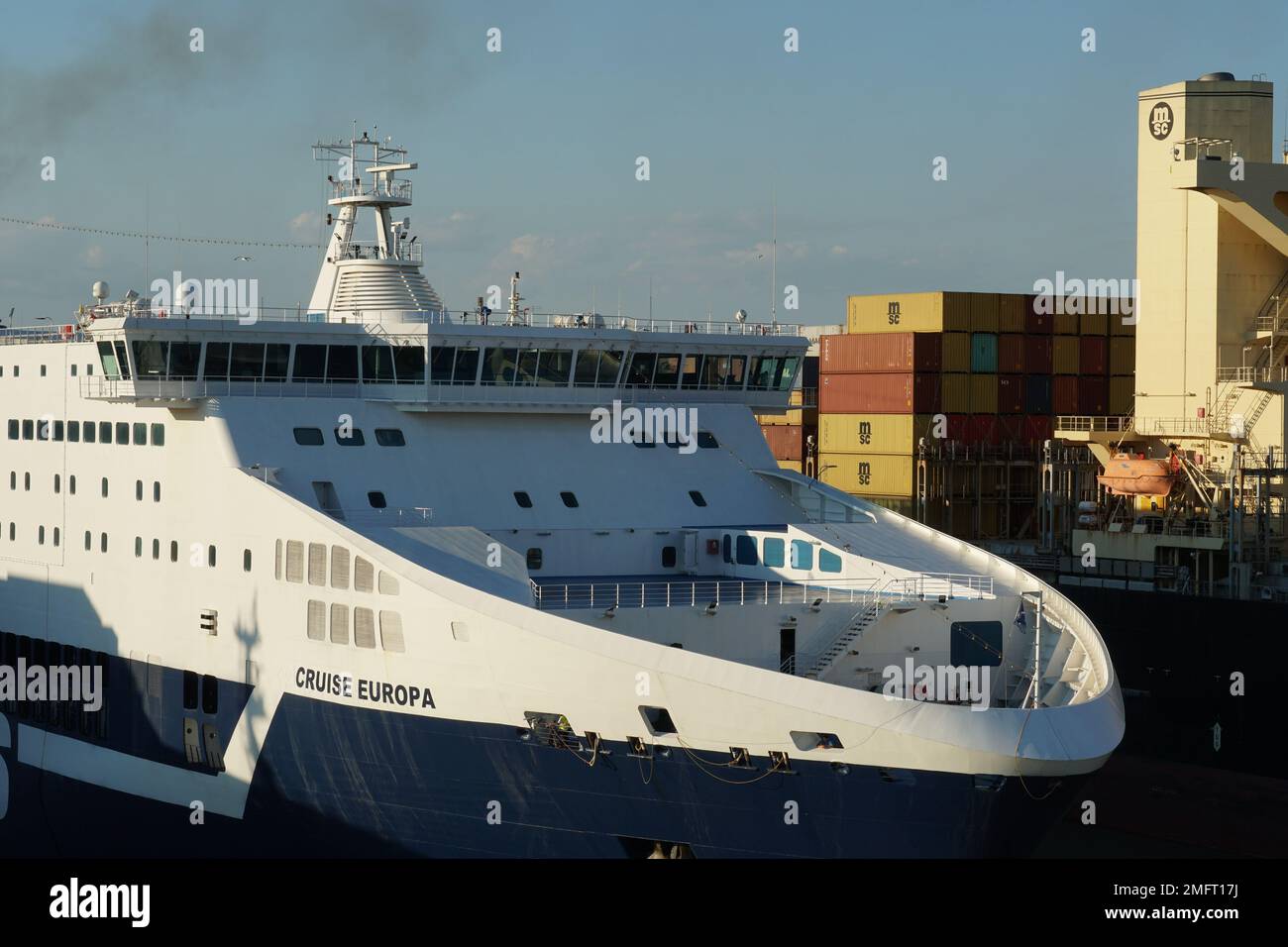 Iew su prua o parte anteriore della nave passeggeri Ro-Ro con scafo blu e top bianco gestita dalla società italiana Grimaldi Lines. Foto Stock