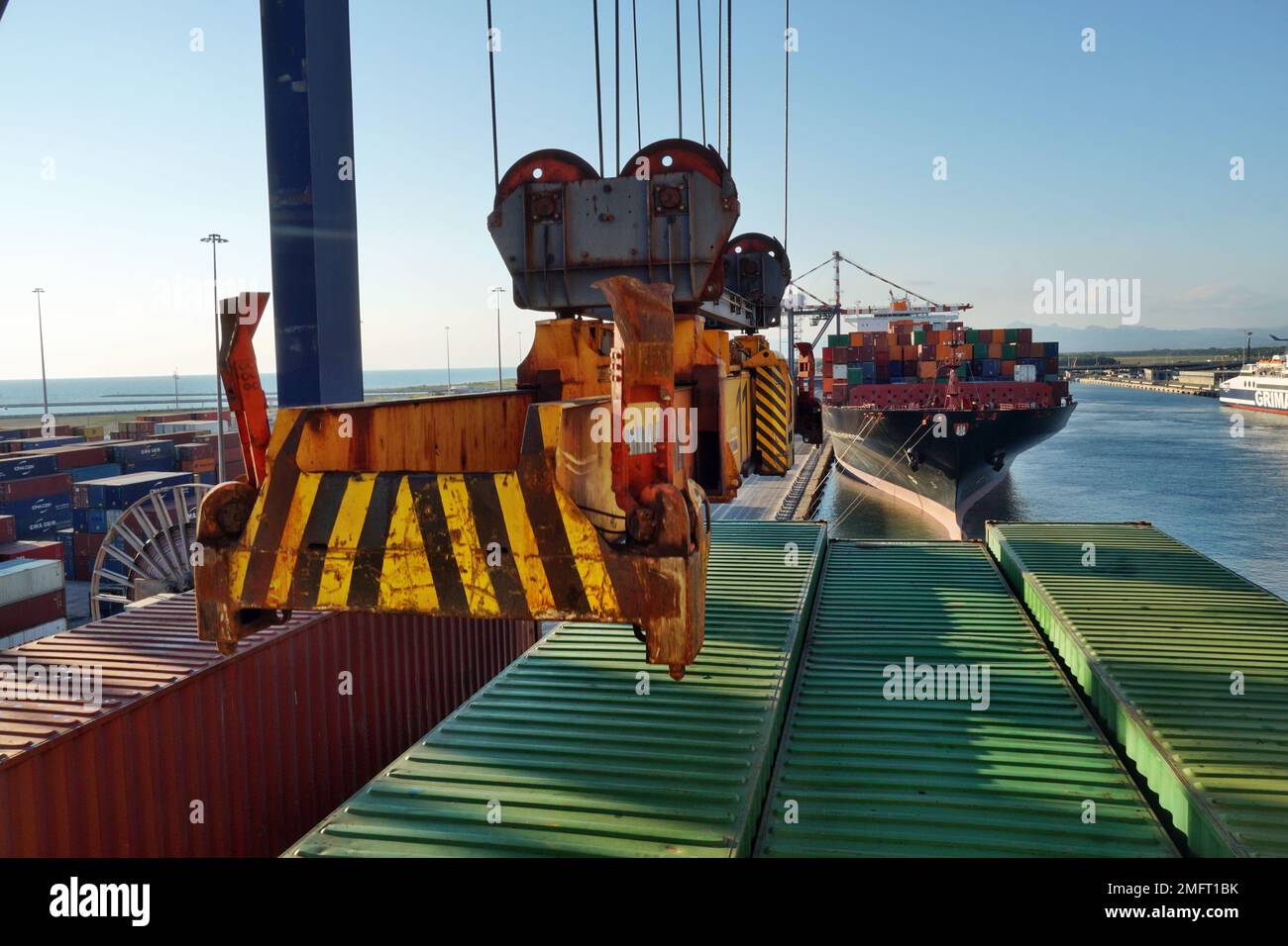 Vista sullo spanditore mobile della gru a portale osservata dal ponte di navigazione delle scatole di trasporto delle navi portacontainer di diversi caricatori. Foto Stock