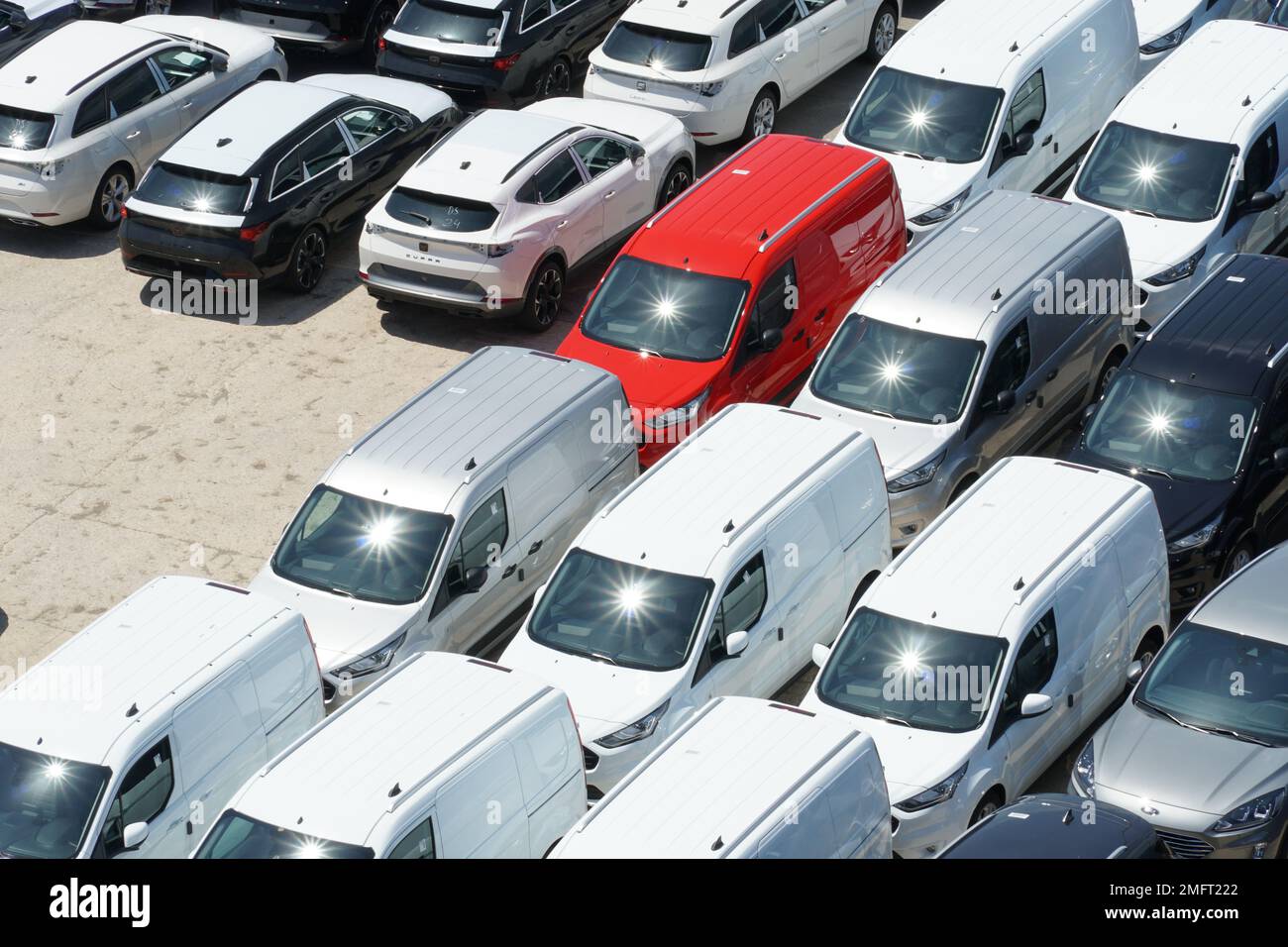 Le nuove auto di diversi produttori di colore bianco e rosso sono state recentemente scaricate dalle navi da carico nel porto spagnolo. Foto Stock