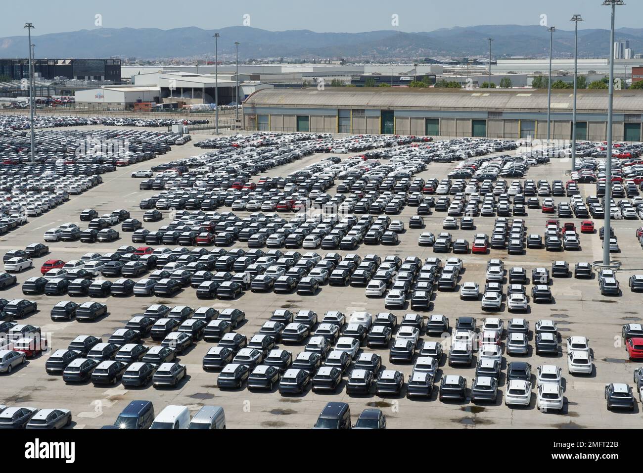 Nuove auto di diversi produttori recentemente scaricate da navi da carico nel porto di Barcellona parcheggiate nel terminal dei roro. Foto Stock