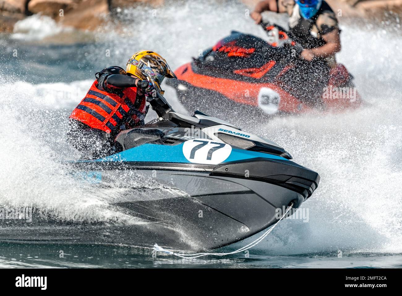 Limassol, Cipro - 26 novembre 2022: Piloti professionisti di moto d'acqua durante la competizione Foto Stock