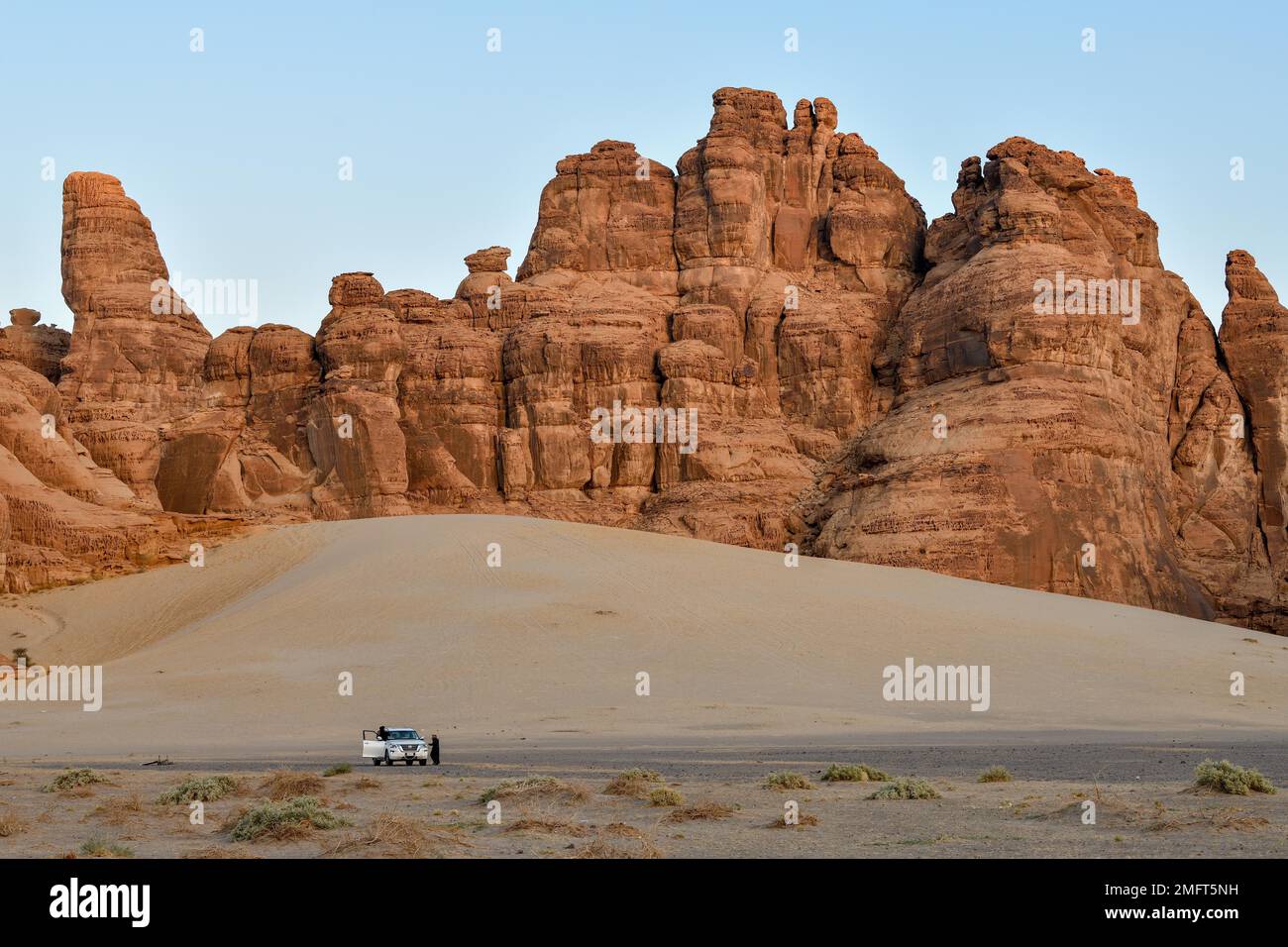 I turisti in jeep safari nella Valle di Ashar, vicino ad AlUla, Provincia di Medina, Arabia Saudita, Penisola Araba Foto Stock