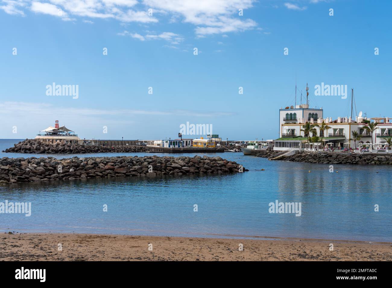 PUERTO DE MOGAN, GRAN CANARIA, Isole CANARIE - MARZO 7 : Vista dell'uscita del porto a Puerto de Mogan Gran Canaria il 7 Marzo 2022. Persone non identificate Foto Stock