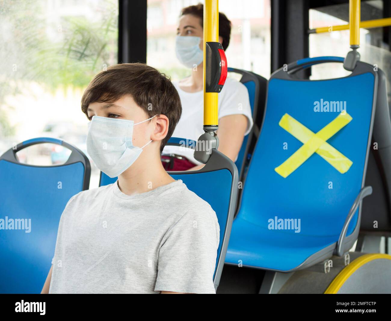 persone che tengono autobus a distanza sociale Foto Stock