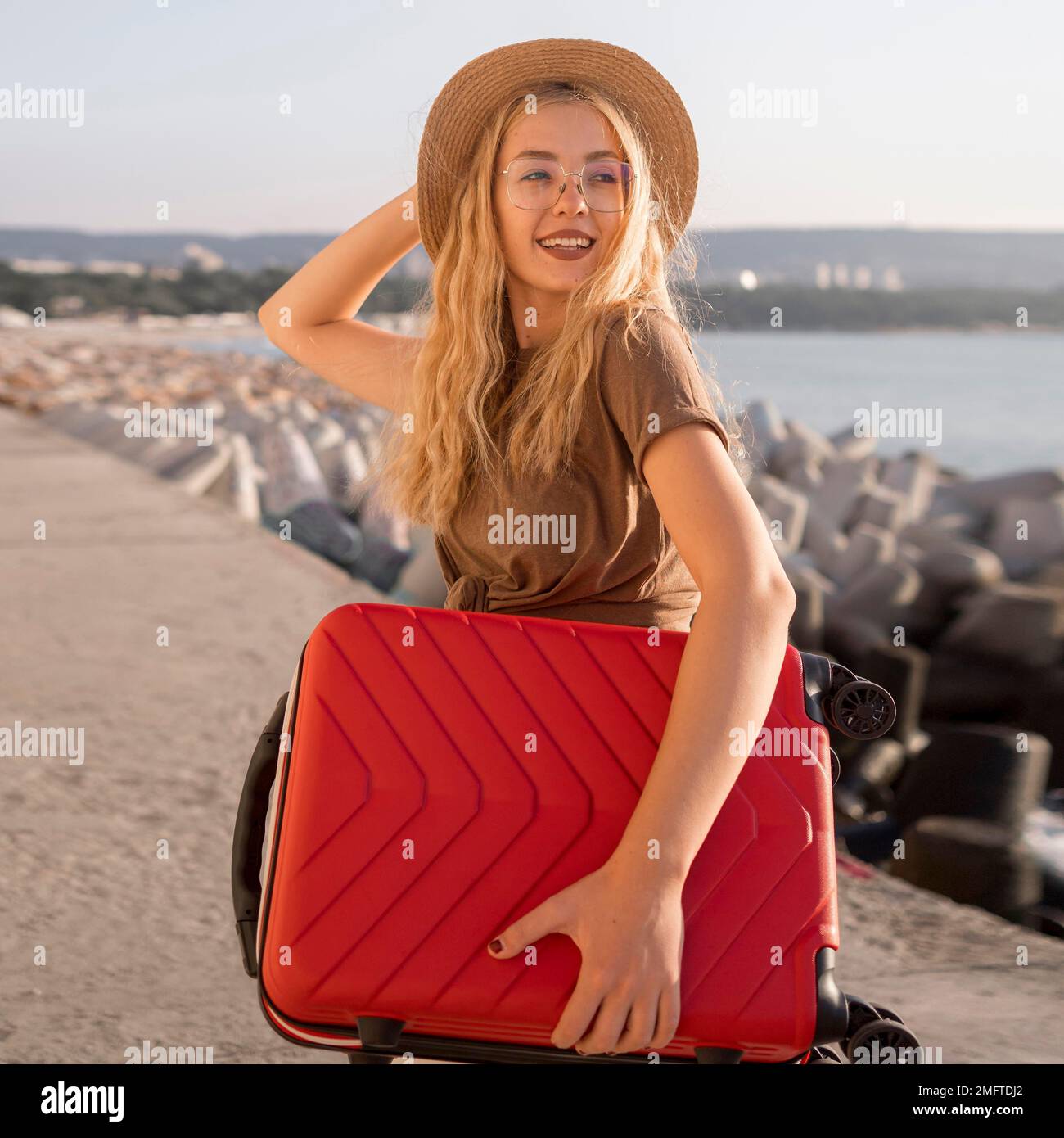 medium shot donna felice con bagagli Foto Stock