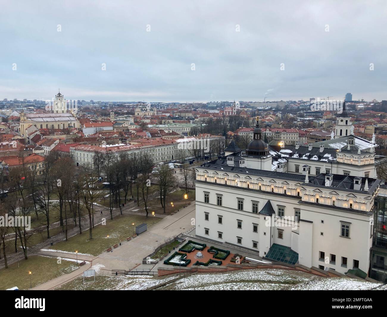 Vilnius, Lituania. 25th Jan, 2023. Vista panoramica della città vecchia di Vilnius dalla Torre Gediminas. In primo piano o il Palazzo Granducale può essere visto con mostre, concerti e numerosi altri eventi, la capitale della Lituania Vilnius celebra il suo 700th ° anniversario. (A dpa 'Vilnius festeggia: La capitale della Lituania gira 700') Credit: Alexander Welscher/dpa/Alamy Live News Foto Stock