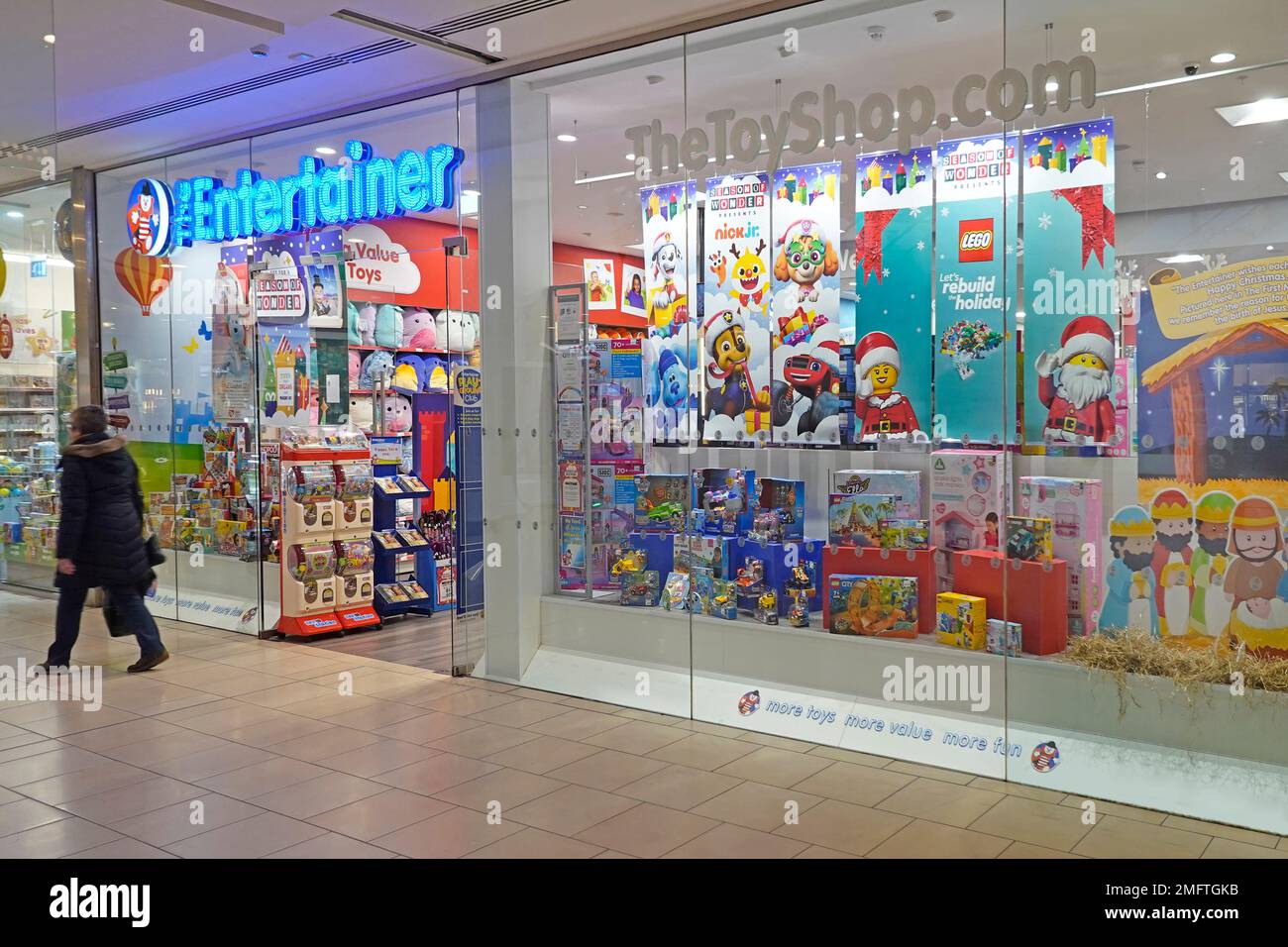 Negozio di giocattoli Entertainer davanti alla vetrina di Natale e segno del marchio commerciale sopra l'entrata nel centro commerciale Lakeside, negozio al coperto, centro commerciale Regno Unito Foto Stock