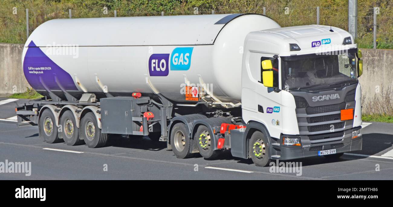 FloGas distribuzione di merci sfuse, parte anteriore del camion Scania bianco e rimorchio articolato con targhette informative Hazchem sull'autostrada del Regno Unito Foto Stock