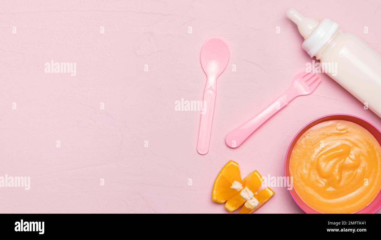 vista dall'alto degli alimenti per bambini con spazio per la copia del biberon Foto Stock