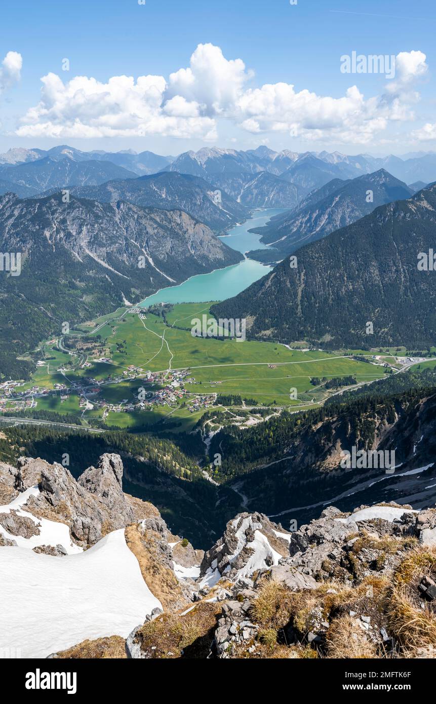 Vista da Thaneller di Plansee e Alpi Lechtal orientali, Tirolo, Austria Foto Stock