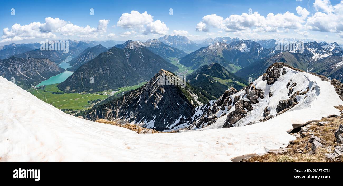 Vista da Thaneller di Plansee e Alpi Lechtal orientali, Tirolo, Austria Foto Stock