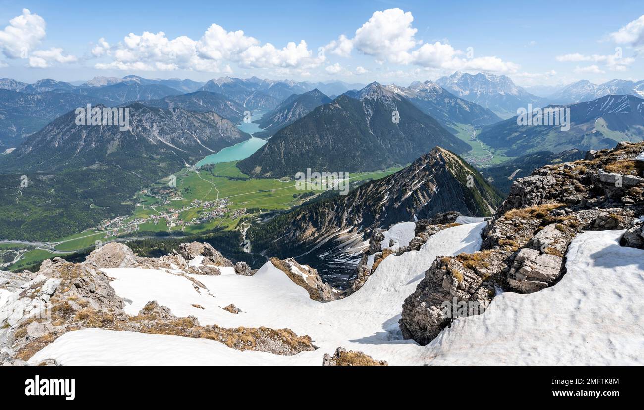 Vista da Thaneller di Plansee e Alpi Lechtal orientali, Tirolo, Austria Foto Stock