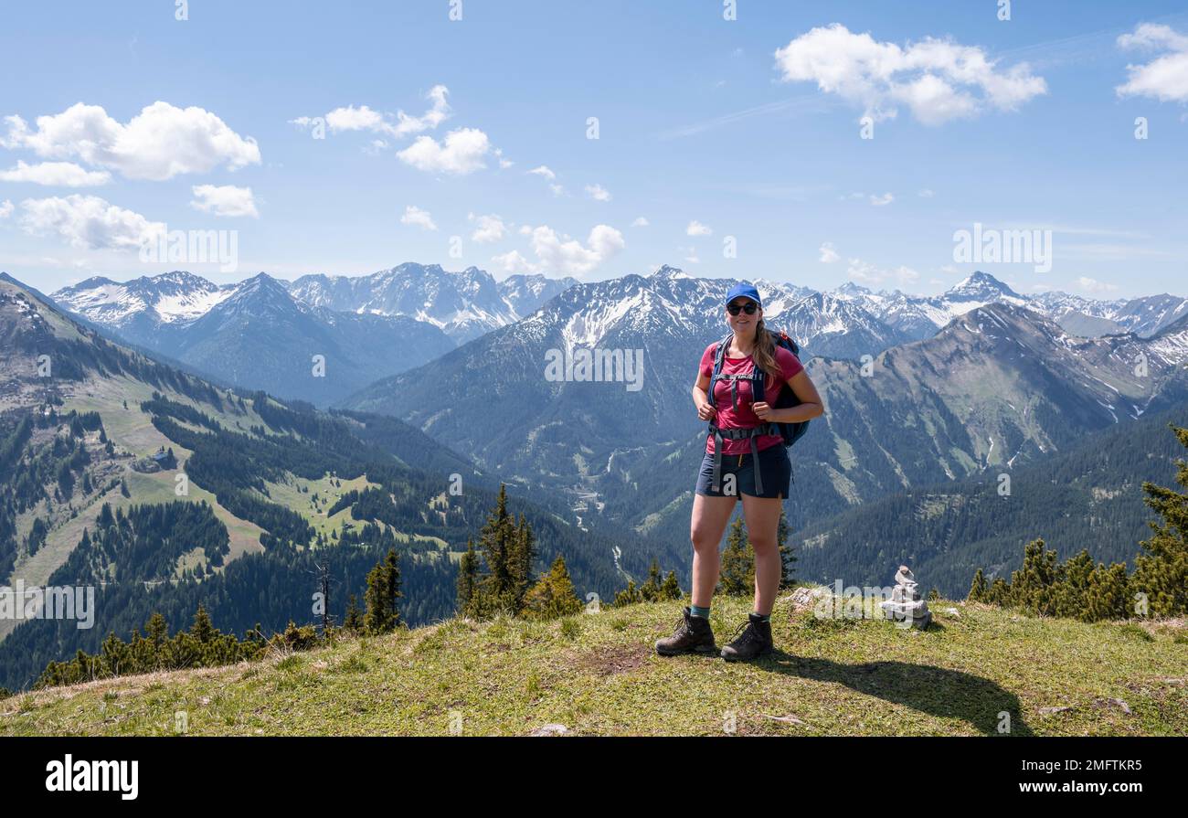 Escursionista, escursione a Thaneller, Alpi Lechtal Orientali, Tirolo, Austria Foto Stock