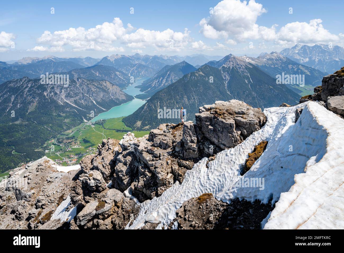 Escursionista che guarda da Thaneller a Plansee e le Alpi Lechtal orientali, Tirolo, Austria Foto Stock