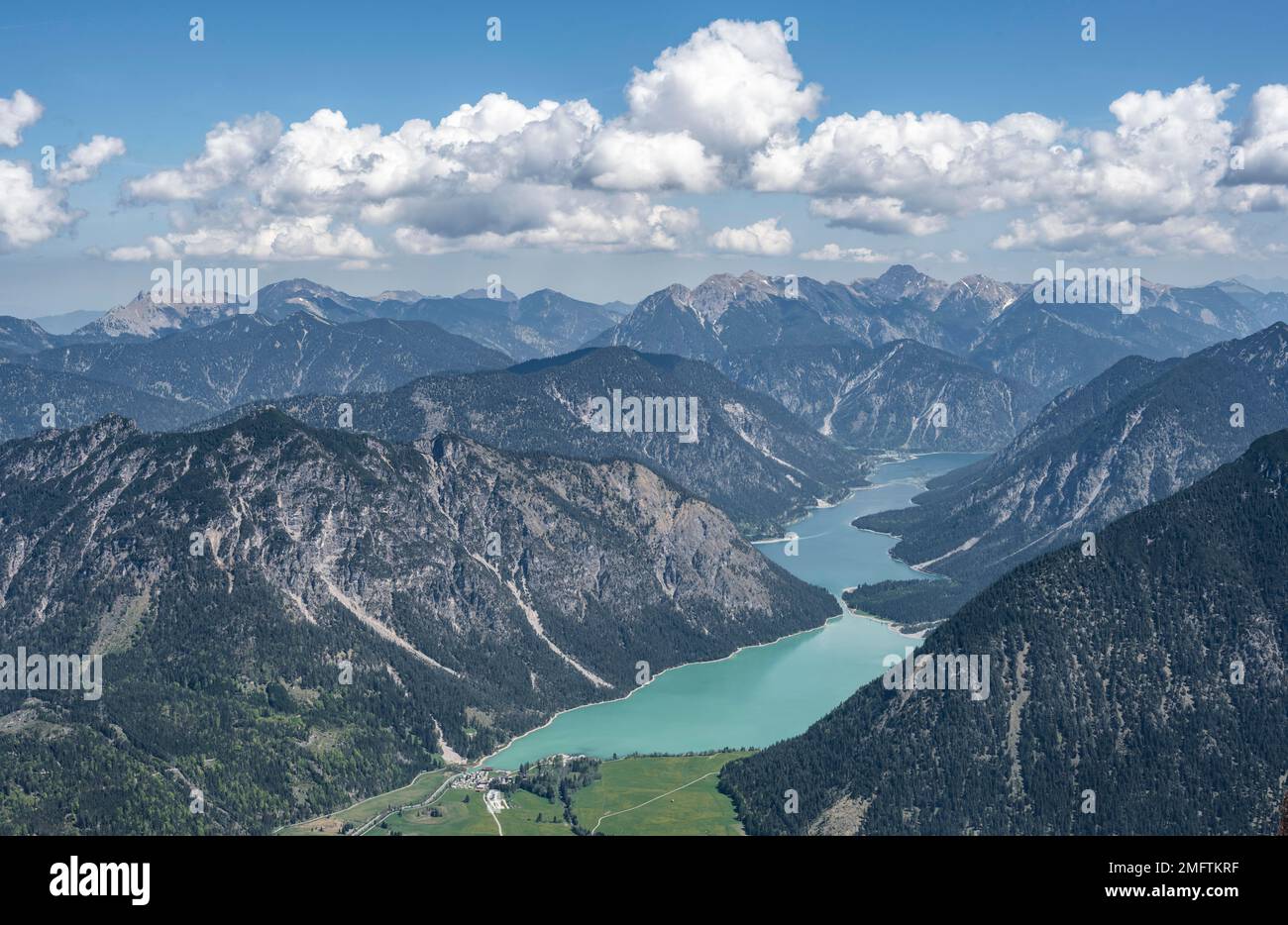 Vista da Thaneller di Plansee e Alpi Lechtal orientali, Tirolo, Austria Foto Stock