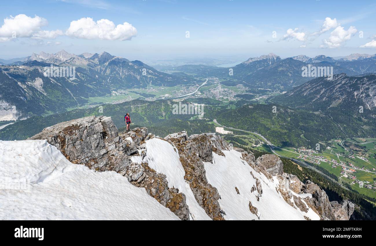 Escursionista che guarda da Thaneller, Alpi Lechtal Orientali, Tirolo, Austria Foto Stock