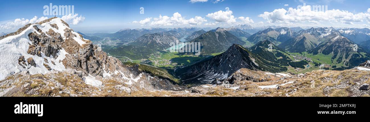 Vista dalla cima di Thaneller a Plansee e Alpi Lechtal orientali, Tirolo, Austria Foto Stock