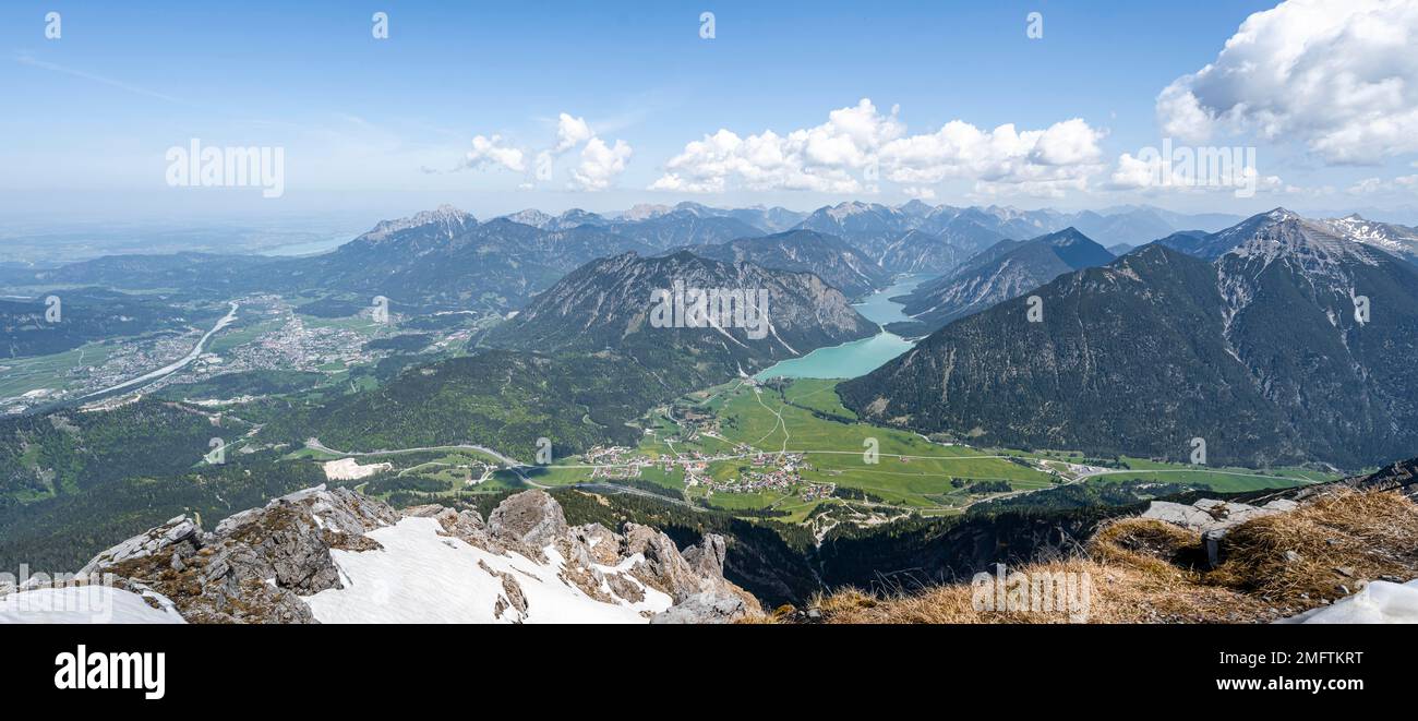 Vista da Thaneller di Plansee e Alpi Lechtal orientali, Tirolo, Austria Foto Stock