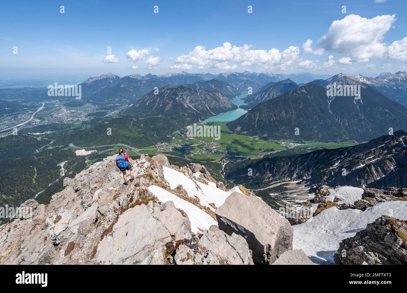 Escursionista che guarda da Thaneller a Plansee e le Alpi Lechtal orientali, Tirolo, Austria Foto Stock