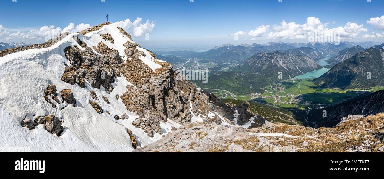 Vista dalla cima di Thaneller a Plansee e Alpi Lechtal orientali, Tirolo, Austria Foto Stock