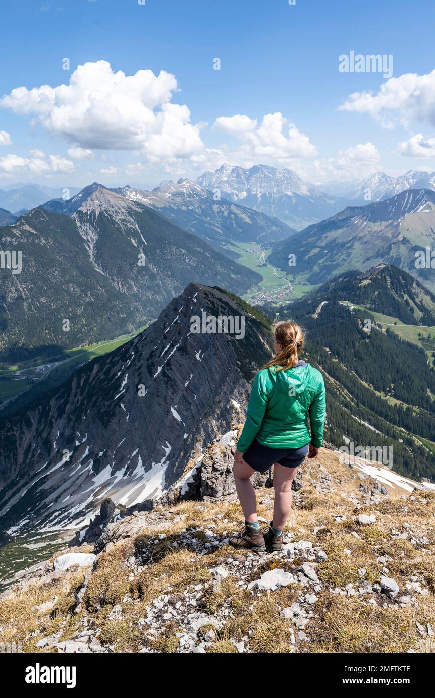 Escursionista in cima a Thaneller, Alpi Lechtal Orientali, Tirolo, Austria Foto Stock