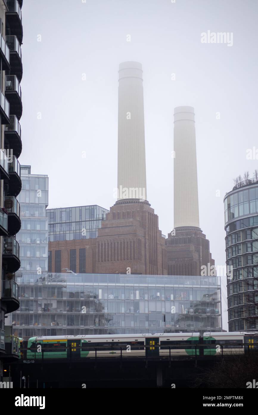 Londra UK - 25, 2023 gennaio: Vista della centrale elettrica di Battersea da Chelsea in una giornata di nebbia. Credit: Sinai Noor/Alamy Live News Foto Stock