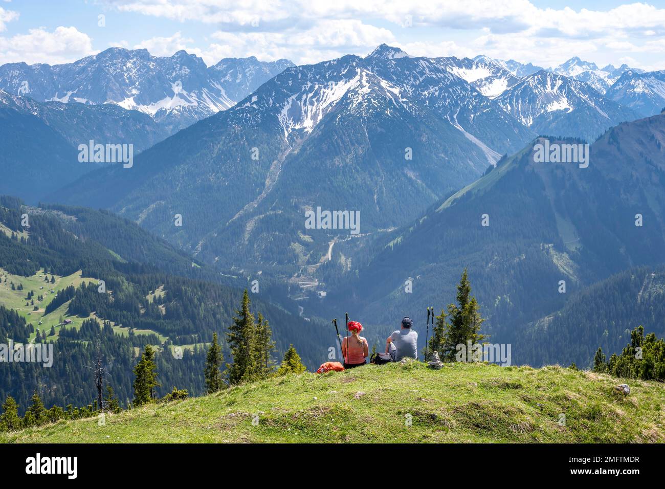 Due escursionisti che fanno una pausa, escursioni a Thaneller, Alpi Lechtal orientali, Tirolo, Austria Foto Stock