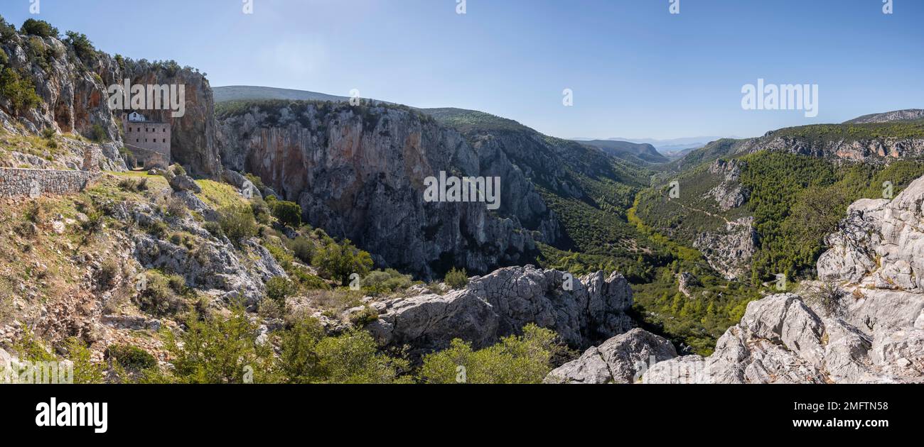 Antico monastero bizantino dell'uovo su una parete rocciosa, Iera Moni Agiou Dimitriou Augou, Vista in una valle con pareti rocciose nelle montagne Foto Stock