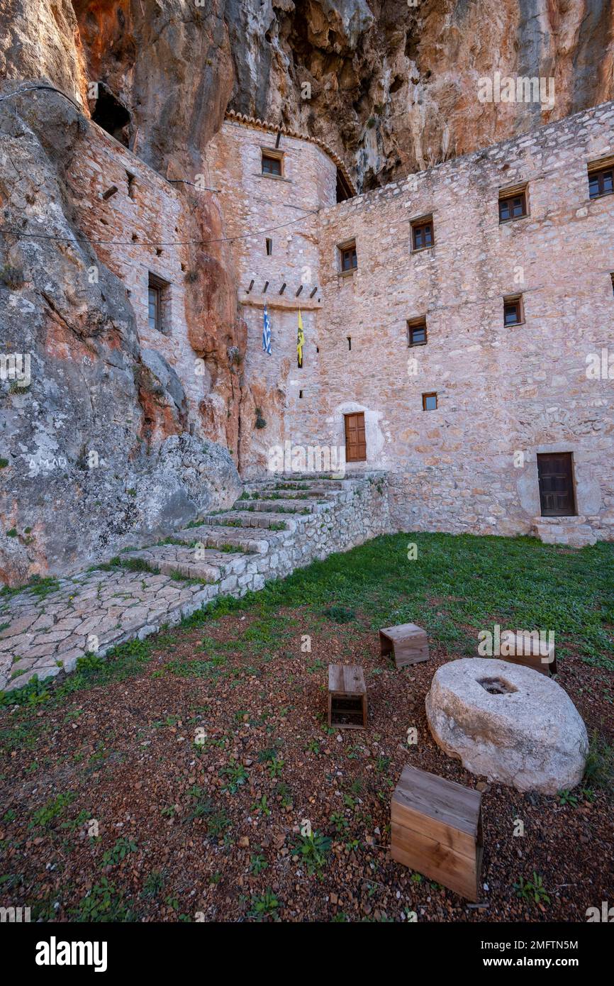 Antico monastero bizantino dell'uovo su una roccia, Iera Moni Agiou Dimitriou Augou, Peloponneso, Grecia Foto Stock