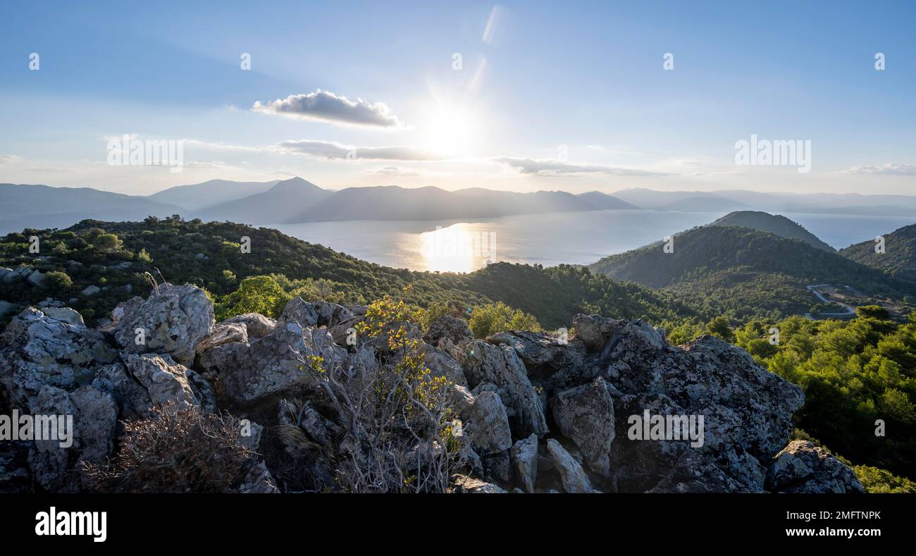 Penisola vulcanica Methana, vista sul mare e paesaggio con montagne e vulcani estinti, Golfo Saronico, Peloponneso, Grecia Foto Stock