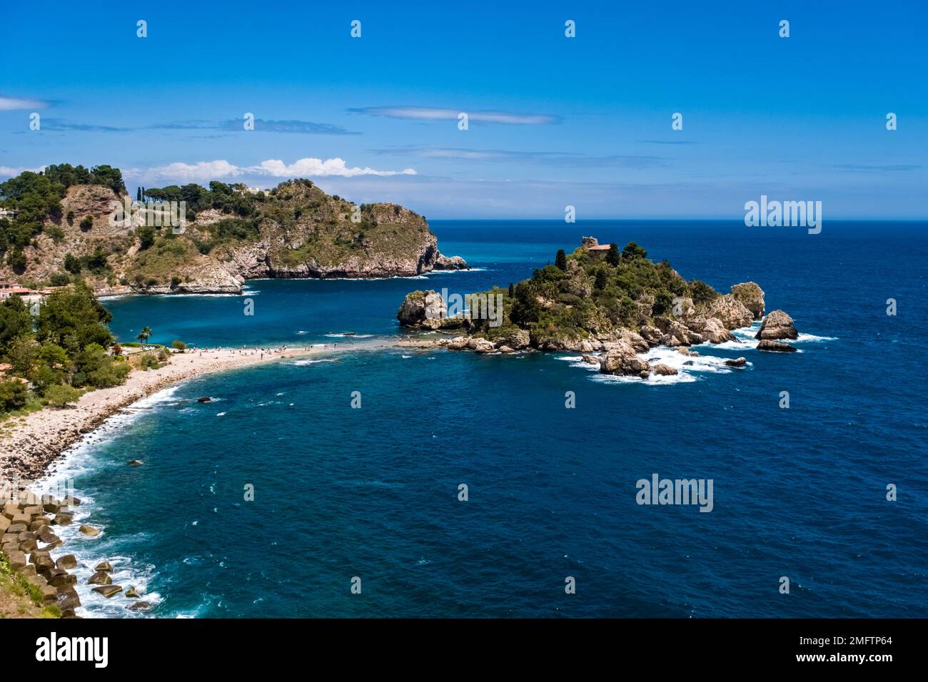 Isola Bella è una piccola isola al largo della costa della meta turistica di Taormina, oggi trasformata in una riserva naturale. Foto Stock