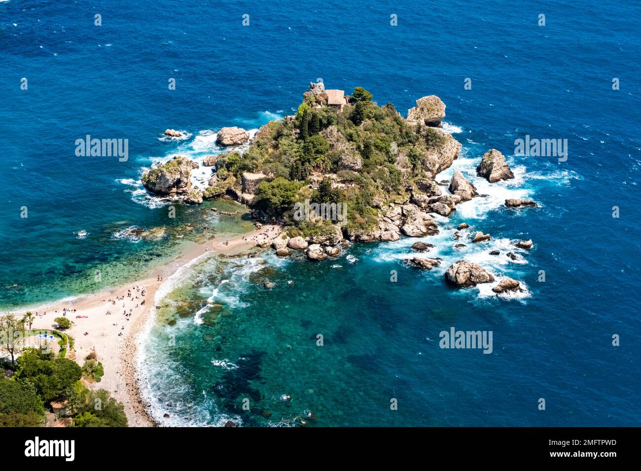 Veduta aerea di Isola Bella, una piccola isola al largo della costa della meta turistica di Taormina, ora trasformata in una riserva naturale. Foto Stock