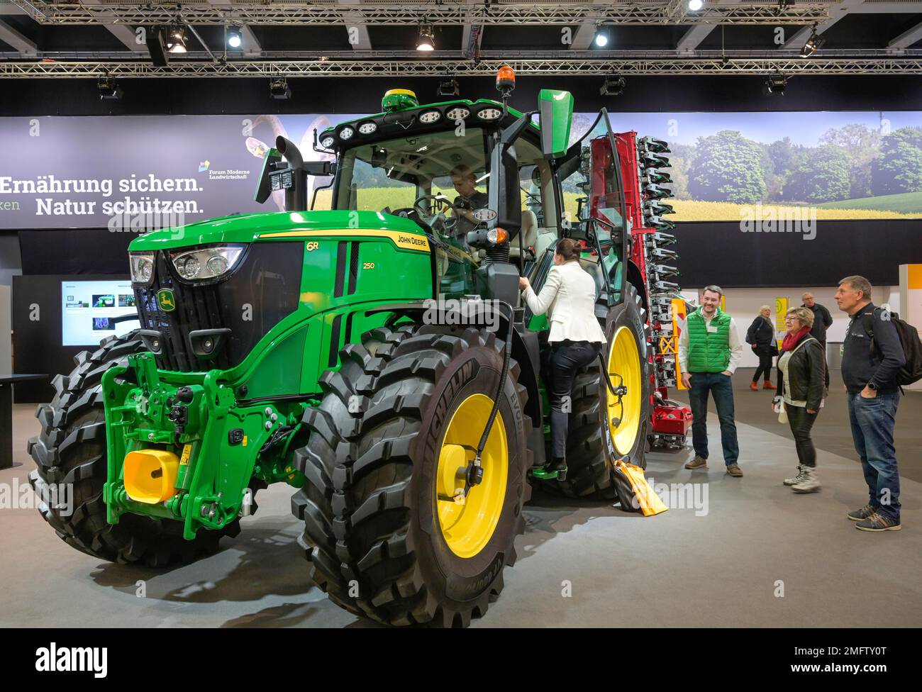 Trattore John Deere, fiera, settimana verde internazionale, area espositiva, Charlottenburg, Berlino, Germania Foto Stock