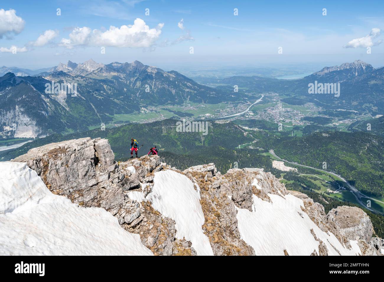 Escursionista, Vista da Thaneller, Alpi Lechtal Orientali, Tirolo, Austria Foto Stock