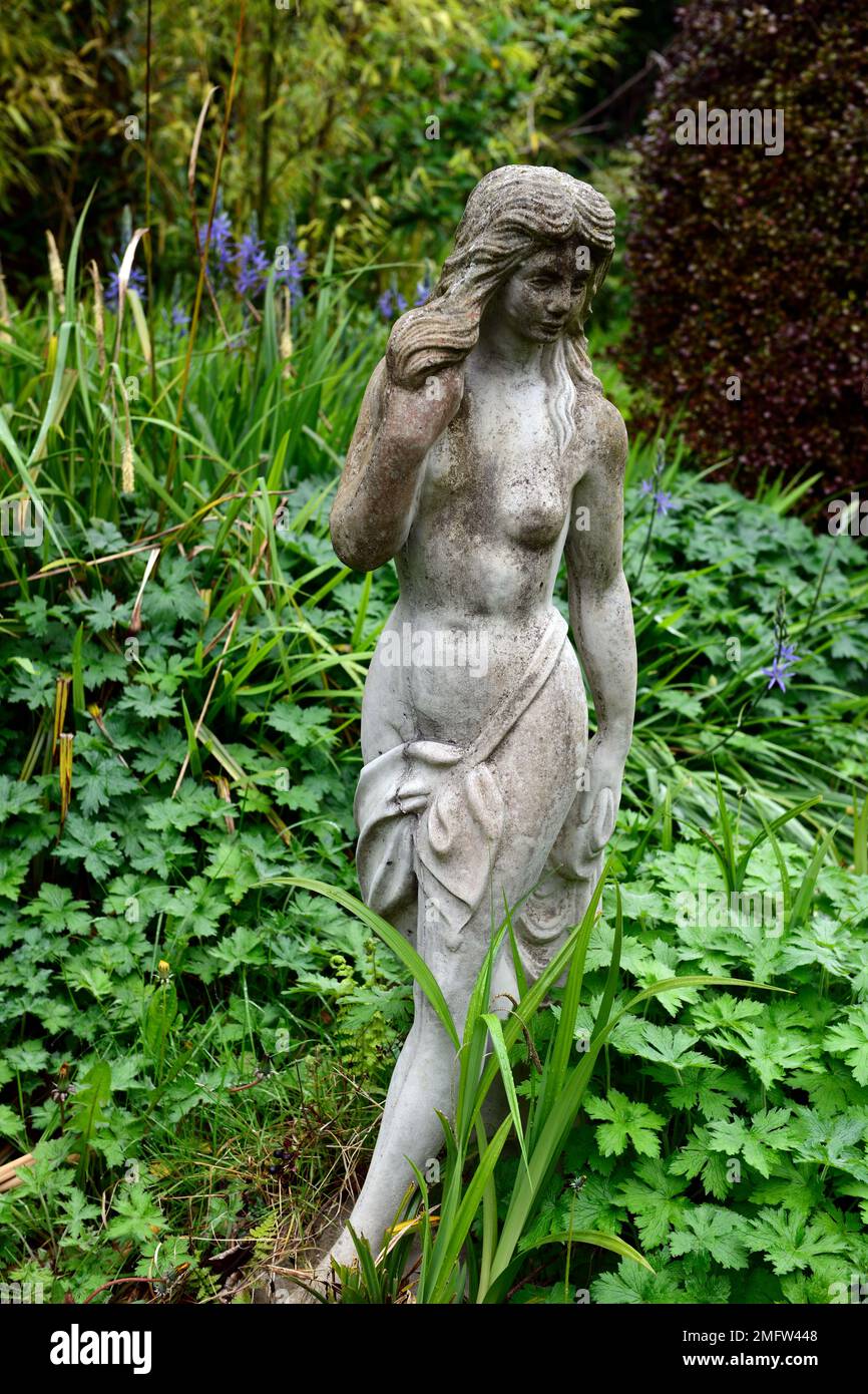 Statua femminile, statua della dea femminile, scultura giardino, giardino, giardino formale, RM Floral Foto Stock