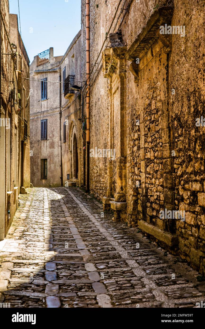 I vicoli della città vecchia, la città medievale di Erice, impressiona con la sua posizione spettacolare, Sicilia, Erice, Sicilia, Italia Foto Stock