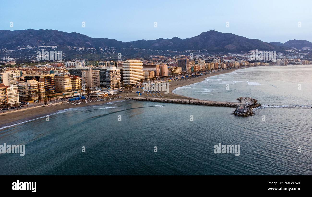 Vista aerea sul lungomare di Fuengirola, sulla spiaggia, gli hotel, le montagne e il Mar Mediterraneo. Dawn. Fuengirola, Costa del Sol, provincia di Malaga, Andalusia, Foto Stock