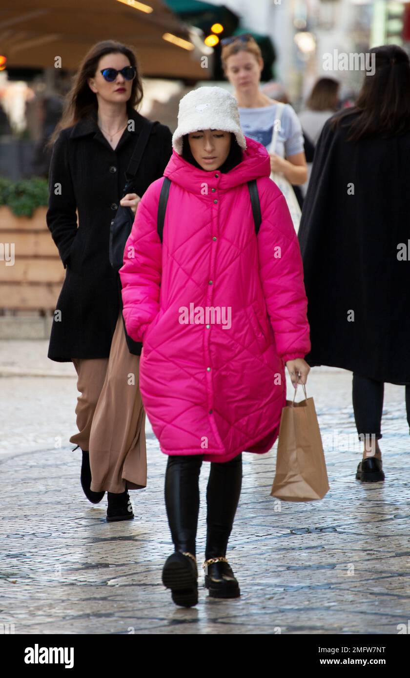 Ragazza in abiti invernali alla moda cammina per il centro di Lisbona Foto Stock