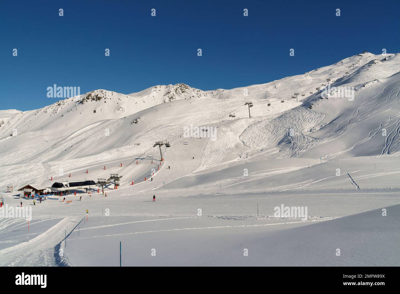 Neve nelle Alpi francesi Gennaio 2023 - la neve pesante arriva a Les Menuires nelle 3 valli dopo un inizio molto povero alla stagione 2023 Foto Stock