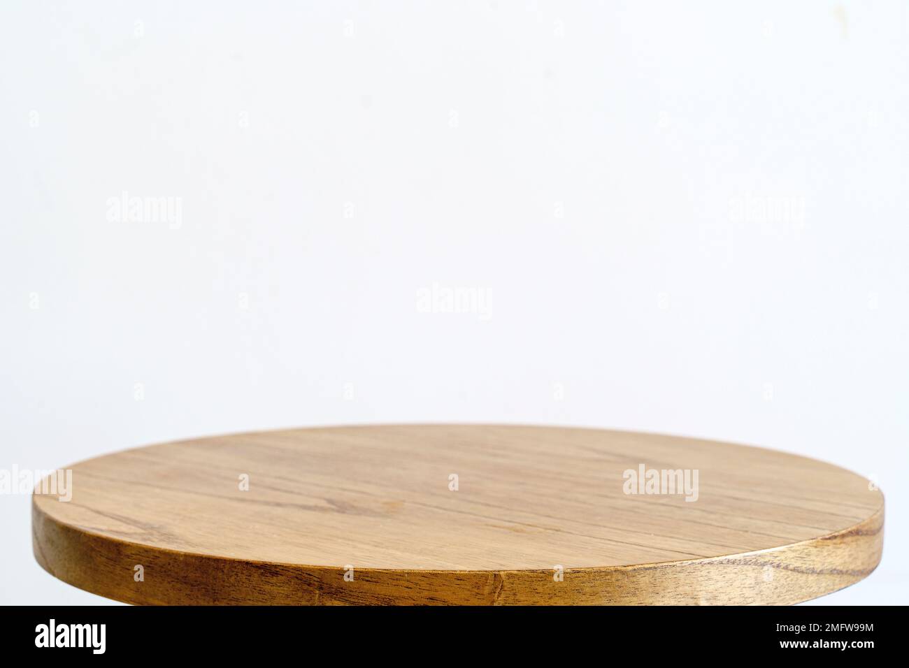 Tavola rotonda in legno isolato su sfondo vuoto. Superficie tavola in legno . Foto di alta qualità Foto Stock