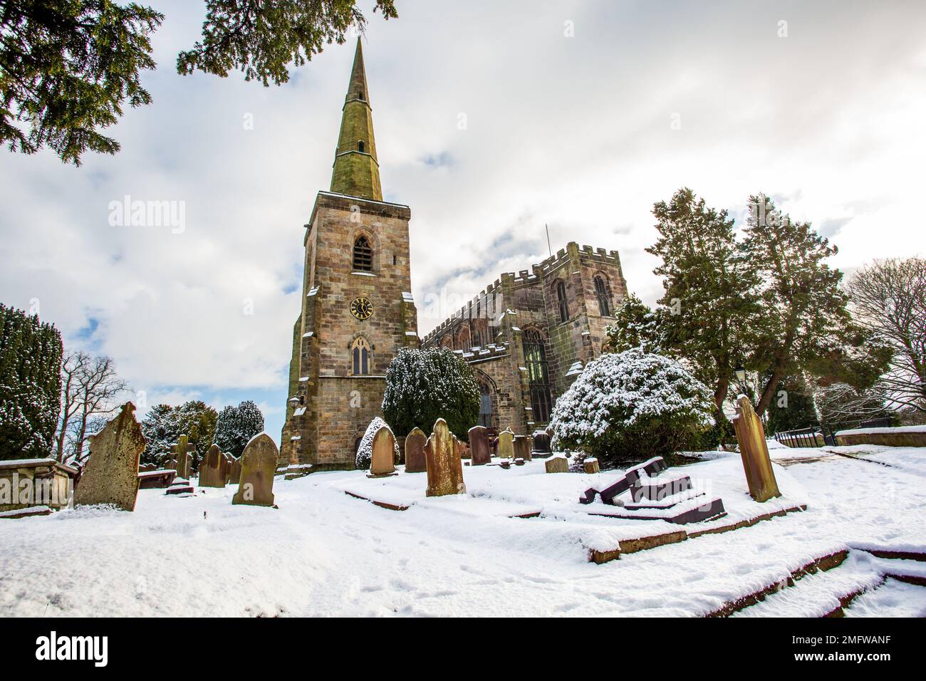 La neve copriva la chiesa parrocchiale di St Mary ad Astbury vicino a Congleton Cheshire Inghilterra dal verde villaggio in inverno Foto Stock