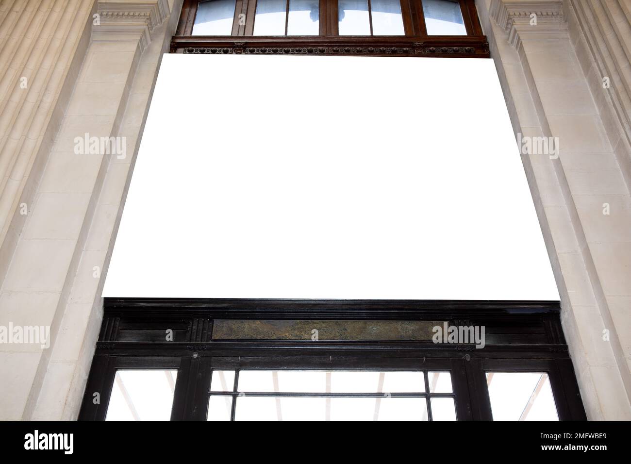 Cartello esterno cartellone Mockup sfondo bianco con antiche finestre Foto Stock