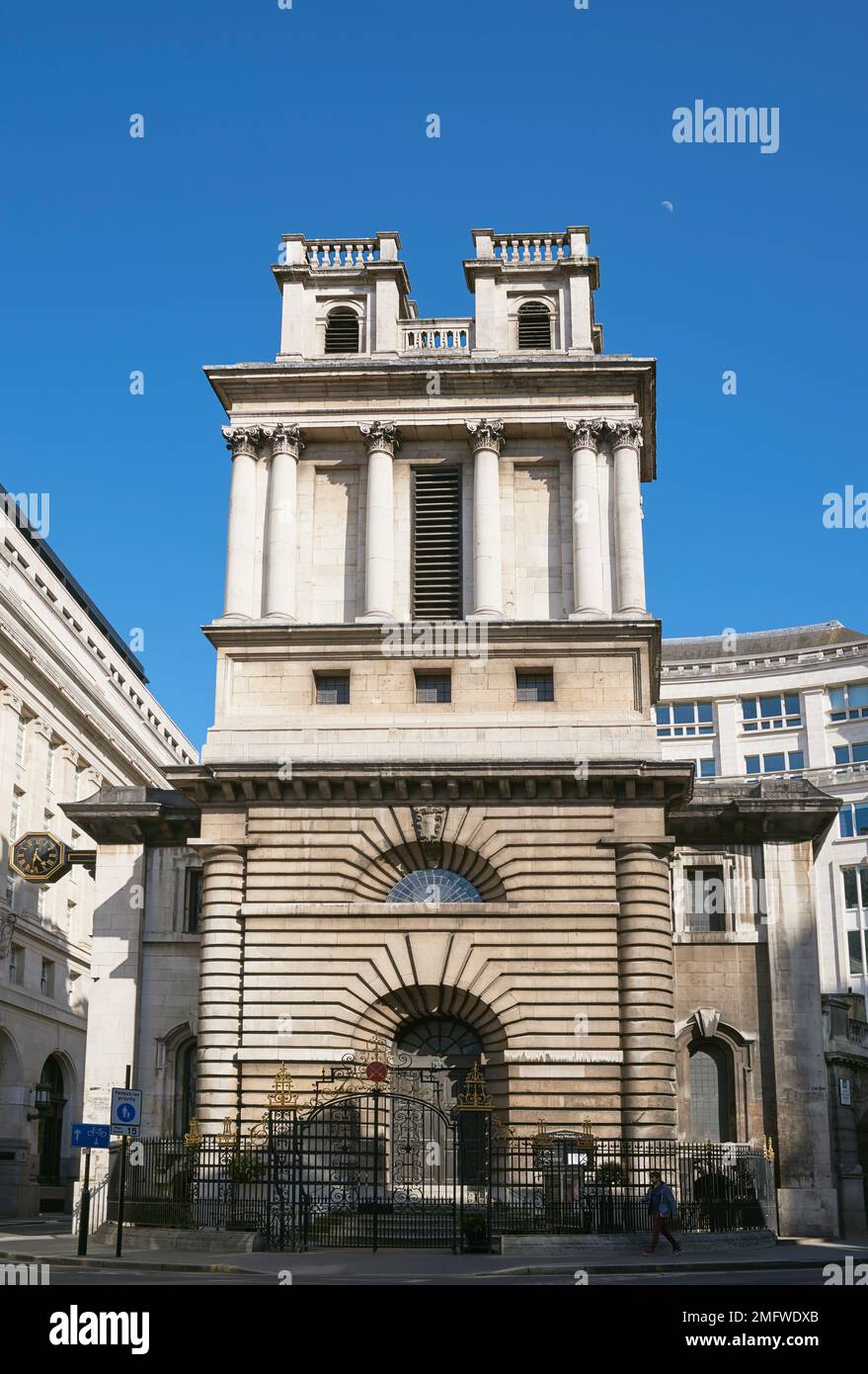 La facciata barocca della chiesa di St Mary Woolnoth del 18th° secolo, all'incrocio tra King William Street e Lombard Street, nella città di Londra, Regno Unito Foto Stock
